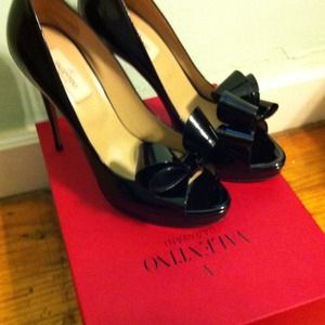Brand new Valentino 795 original price. Brand new Valentino 795 original price.