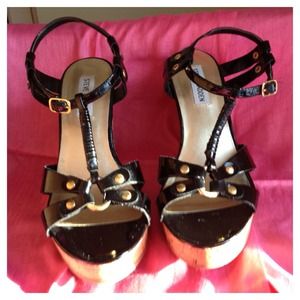 Steve Madden Shoes - 💢REDUCED💢SteveMadden patent leather wedge sandal Steve Madden Shoes - 💢REDUCED💢SteveMadden patent leather wedge sandal