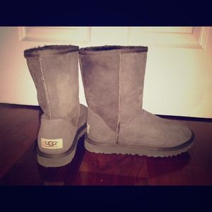 UGG Boots - Like new Uggs Classic Short in Chocolate Brown UGG Boots - Like new Uggs Classic Short in Chocolate Brown