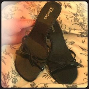 Black pumps with bows on the toes Black pumps with bows on the toes