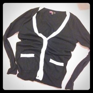 Forever 21 Sweaters - Forever 21 black & white contrast cardigan! Forever 21 Sweaters - Forever 21 black & white contrast cardigan!
