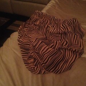 H&M skirt sz 2 only worn once runs small H&M skirt sz 2 only worn once runs small