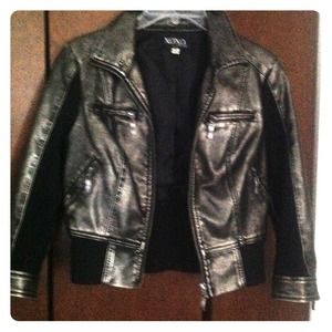 Trendy faux-leather zippered metallic silver crop Trendy faux-leather zippered metallic silver crop