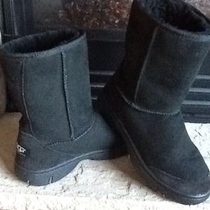 UGG Boots - AUTHENTIC UGG BOOTS *Like New*🌻 UGG Boots - AUTHENTIC UGG BOOTS *Like New*🌻