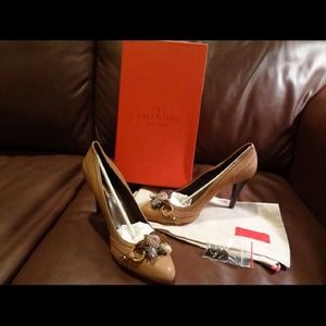 Valentino Pumps BRAND NEW size 39 Valentino Pumps BRAND NEW size 39