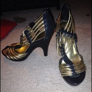 Black and gold Fergie wedged heels Black and gold Fergie wedged heels