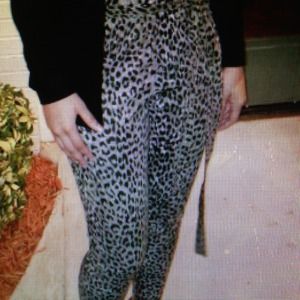 Forever 21 Pants - SOLDNew Forever 21 cheetah leopard skinny pants XS Forever 21 Pants - SOLDNew Forever 21 cheetah leopard skinny pants XS