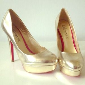 Shoe Dazzle gold platform pumps size 6.5 Shoe Dazzle gold platform pumps size 6.5