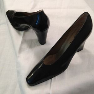 Yves Saint Laurent Classic Black Pumps Yves Saint Laurent Classic Black Pumps