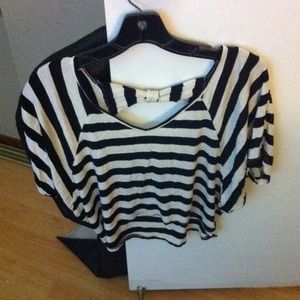 Black and white crop top w/ bow at the back Black and white crop top w/ bow at the back