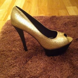 Size 7.5 never been worn heels. Size 7.5 never been worn heels.