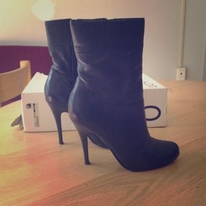 Low black Aldo boot. Low black Aldo boot.