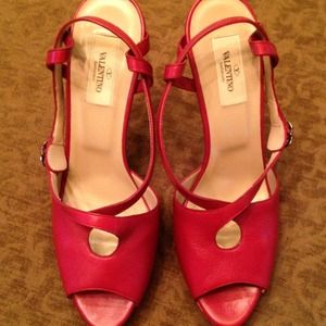 οHOST PICKοValentino Cabernet Red 39.5 like new. οHOST PICKοValentino Cabernet Red 39.5 like new.
