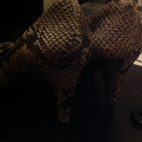 Merona Shoes - Black/tan/beige/grey Snake skin pumps! REDUCED!! 3 Merona Shoes - Black/tan/beige/grey Snake skin pumps! REDUCED!! 3