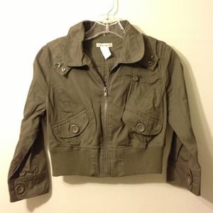 Army green cropped jacket with detachable hood Army green cropped jacket with detachable hood