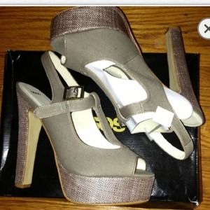 Vintage Style T-Strap Canvas Platform Sandal Vintage Style T-Strap Canvas Platform Sandal