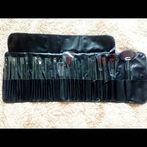 Lot of 24 brand NEW brushes & brush bag carrier Lot of 24 brand NEW brushes & brush bag carrier