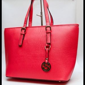 Beautiful Red Travel Tote🌹🌹 Beautiful Red Travel Tote🌹🌹