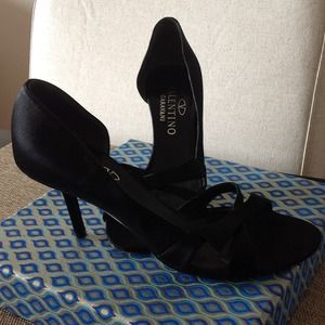 Authentic VALENTINO Garavani black satin pumps! Authentic VALENTINO Garavani black satin pumps!