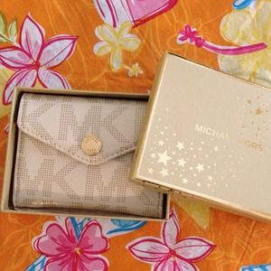 Brand new Michael Kors wallet! Brand new Michael Kors wallet!