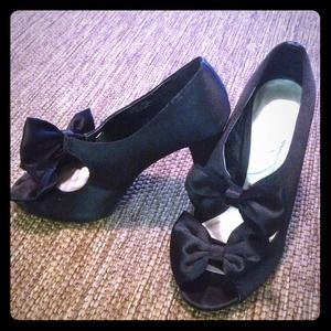 Ann Marino black high heels with bows! Size 6.5 Ann Marino black high heels with bows! Size 6.5