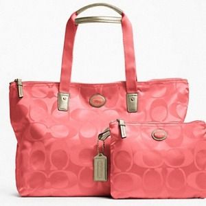 Super chic Coach signature nylon weekend bag Super chic Coach signature nylon weekend bag