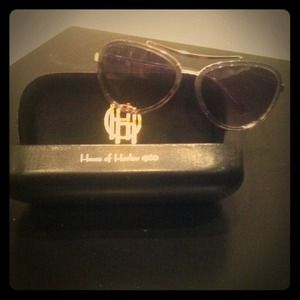 House of Harlow Lynn Fog Sunglasses case included! House of Harlow Lynn Fog Sunglasses case included!