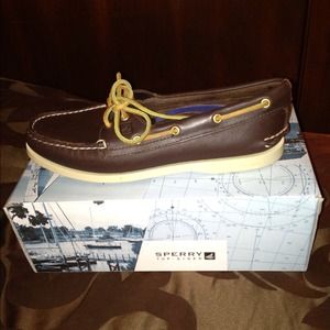 SPERRY boat shoes....LIKE NEW w/box...Size 8.5 SPERRY boat shoes....LIKE NEW w/box...Size 8.5