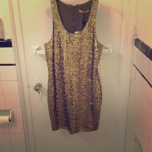 ⬇️Alice + Olivia gold sequin dress ⬇️Alice + Olivia gold sequin dress
