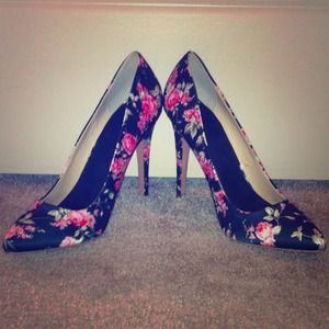 Black floral triangle toe heels Black floral triangle toe heels