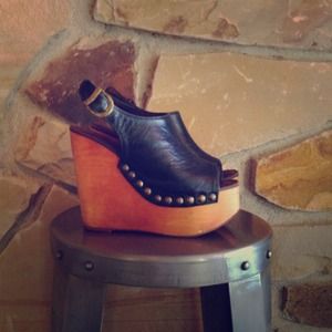 Jeffrey Campbell Snick wedge in black leather. Jeffrey Campbell Snick wedge in black leather.