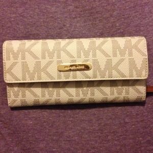 Michael Kors Wallet brand new! Michael Kors Wallet brand new!