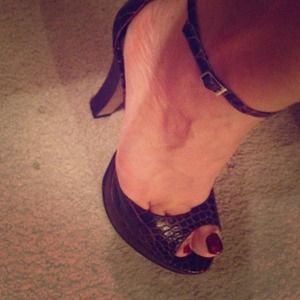 ReducedAldo thin strap across the ankle. ReducedAldo thin strap across the ankle.