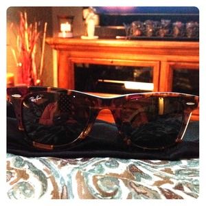  AUTHENTIC RayBan Wayfarer Sunnies AUTHENTIC RayBan Wayfarer Sunnies 