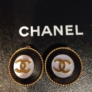 Vintage Chanel clip-on earrings! Vintage Chanel clip-on earrings!