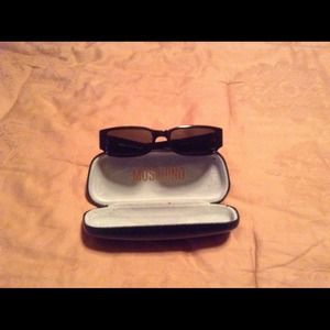Moschino sexy sunnies! Authentic with hard case Moschino sexy sunnies! Authentic with hard case