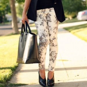 ⬇️️REDUCED⬇️ Zara black & white floral pants ⬇️️REDUCED⬇️ Zara black & white floral pants