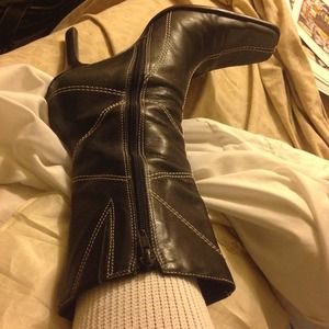 Bp Black Leather halfBOOTS white Zig Zag stitching Bp Black Leather halfBOOTS white Zig Zag stitching