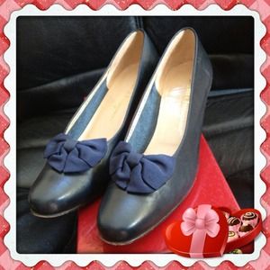 Classic Navy Ferragamo Pumps, style Adesso Classic Navy Ferragamo Pumps, style Adesso