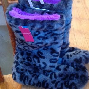 Exhilaration slippers size 9/10 new Exhilaration slippers size 9/10 new