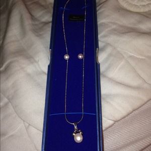 Genuine freshwater pearls necklace and earring set Genuine freshwater pearls necklace and earring set