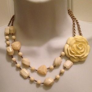 Beautiful necklace I bundle to save you $$❤️ Beautiful necklace I bundle to save you $$❤️
