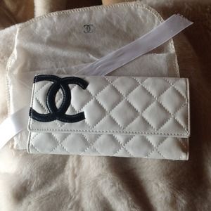 Beautiful white wallet for sale! Beautiful white wallet for sale!