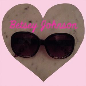 Betsey Johnson Leopard Sunglasses NWOT Betsey Johnson Leopard Sunglasses NWOT 
