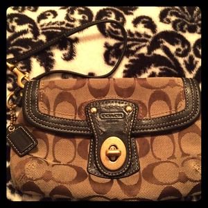Authentic coach legacy signature wristlet Authentic coach legacy signature wristlet