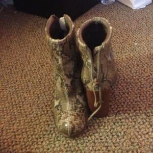 Gorgeous Snake print Aldo booties๏๏ขโค Gorgeous Snake print Aldo booties๏๏ขโค