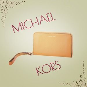 Like New! MICHAEL Michael Kors Tech Wallet Like New! MICHAEL Michael Kors Tech Wallet