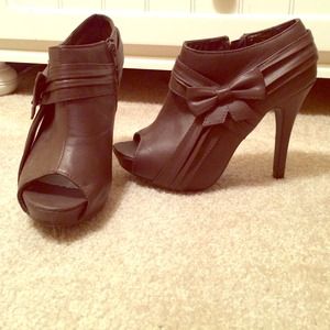 Super cute brown leather heeled booties Super cute brown leather heeled booties