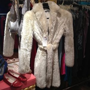 FABULOUS 1970s-INSPIRED White Faux Fur Coat FABULOUS 1970s-INSPIRED White Faux Fur Coat