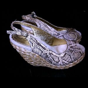 EUC 8.5 Sam Edelman Serpentine Leather Wedges EUC 8.5 Sam Edelman Serpentine Leather Wedges